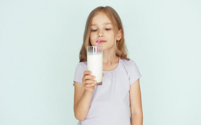 Bạn có thuộc nhóm 3/4 dân số không uống sữa bò càng khỏe re?