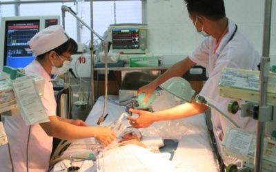 Bà mụ dùng dao lam cắt rốn, trẻ bị uốn ván