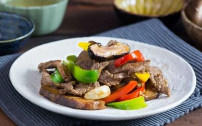 Thịt bò xào nấm và ớt chuông