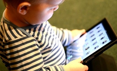 Những dấu hiệu con bạn sắp “hỏng” mắt vì iPad, ti vi