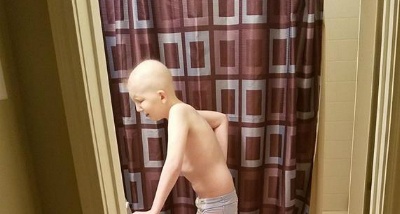 Bức ảnh bé trai 10 tuổi đau đớn vì ung thư gây xúc động