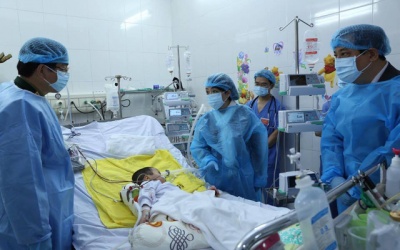 Ca ghép phổi đầu tiên: Mong nhất con được đến trường