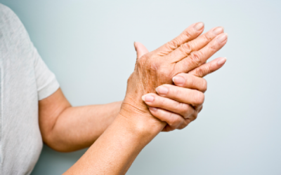 Người bị run tay chân cần phân biệt run sinh lý và run vô căn