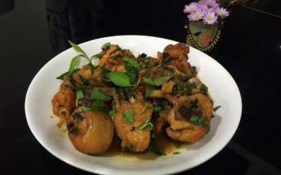 Gà kho rau răm lạ miệng ngon cơm