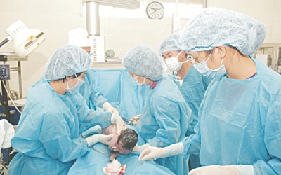Chăm sóc bà mẹ, trẻ sơ sinh trong và ngay sau mổ lấy thai