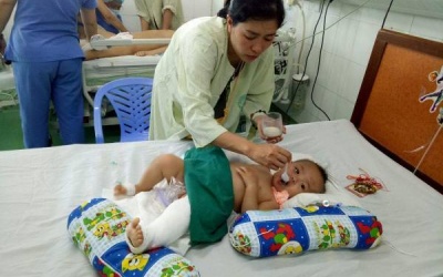 Bé 15 tháng tuổi rơi từ tầng 5 chung cư sắp xuất viện