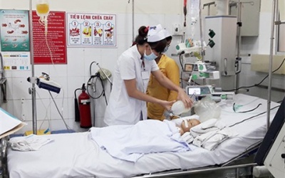 Bé 17 tháng ngã cắm đầu vào xô nước, bác sỹ tiếc vì cha mẹ không biết sơ cứu