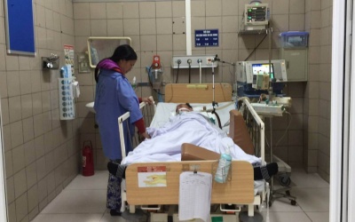 Uống rượu không rõ nguồn gốc tại Hà Nội: 4 người phải nhập viện cấp cứu!