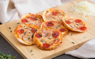 Chẳng khéo tay cũng làm được ngay pizza mini cho bữa sáng ngon lành