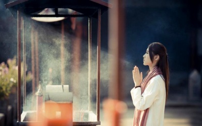 Bái Phật cầu tiền, liệu Đức Phật có mang tiền đến cho bạn?