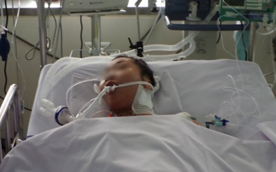 Cô giáo trẻ nguy kịch vì ong 'lạc' vào mũ bảo hiểm