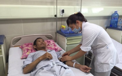 Đi khám vì đau dây thần kinh liên sườn, phát hiện khối u chèn ép tủy