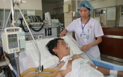 Vì sao uống rượu có methanol có thể gây mù mắt?