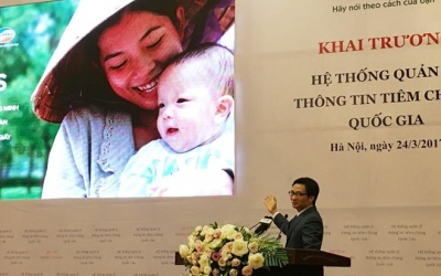 Nụ cười rạng rỡ của bà mẹ đội nón rách và y tế Việt Nam