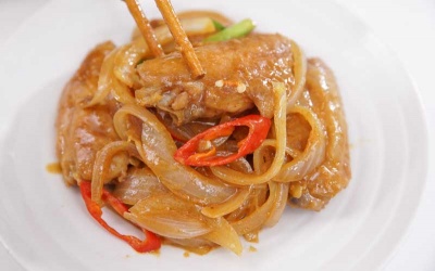 Thơm lừng cánh gà rán om hành tây