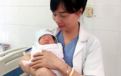 Bé gái Việt Nam nặng 3,3kg chào đời từ trứng đông lạnh