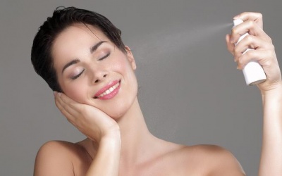Tự làm xịt khoáng dưỡng da tại nhà bằng 3 thành phần tự nhiên