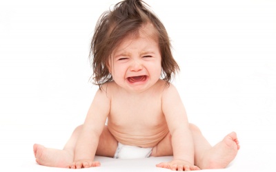 Mẹ làm gì khi trẻ bị trĩ vì táo bón kéo dài?