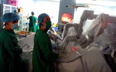 Học cách mổ cùng robot 