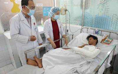 Cậu bé bỏng nặng do ngăn em dùng xăng đốt chuột