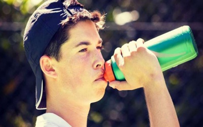 Vận động viên trẻ nên tiêu thụ nước hay đồ uống thể thao?