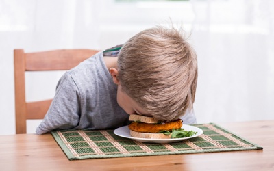 8 nguyên nhân khiến bạn mệt mỏi, buồn ngủ sau khi ăn no