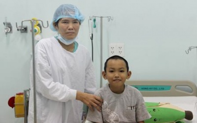 Cậu bé 10 tuổi hồi sinh nhờ lá gan của mẹ