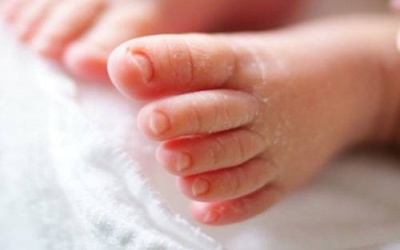 Trẻ bị bong tróc da tay, da chân do đâu?