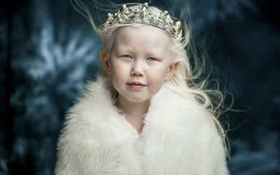 Vẻ đẹp kỳ lạ của cô bé 'Bạch Tuyết' xứ Siberia