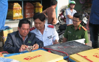 Bạc Liêu bắt xe tải chở 324kg tôm chứa tạp chất