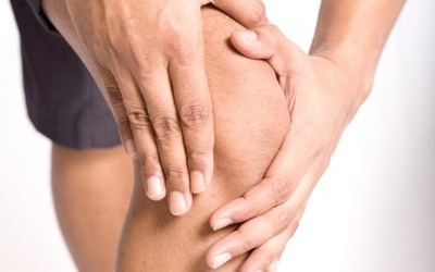 Cứng khớp vào buổi sáng là bệnh gì, điều trị thế nào?