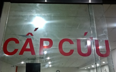 Côn đồ vào phòng cấp cứu chém đứt khí quản bệnh nhân