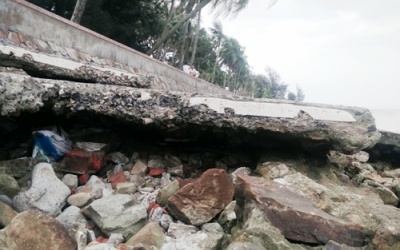 Hàng trăm mét bờ kè biển ở Đồ Sơn bị sóng đánh vỡ mặt bê tông