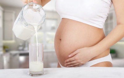 Bà bầu uống sữa tươi hay sữa bầu sẽ tốt hơn?