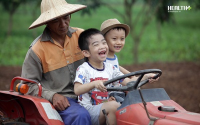 Cuối tuần cho bé trải nghiệm trồng cây, lái máy cày ở Love Garden