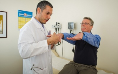 Phải làm gì nếu bạn nghi ngờ mình mắc bệnh Parkinson?