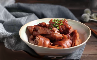 Chân giò om củ sen