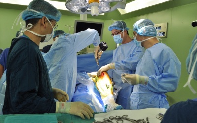 Khám và tư vấn miễn phí cho bệnh nhân phải phẫu thuật thay khớp bằng Robot