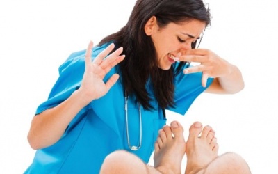 Bàn chân ra nhiều mồ hôi do đâu?