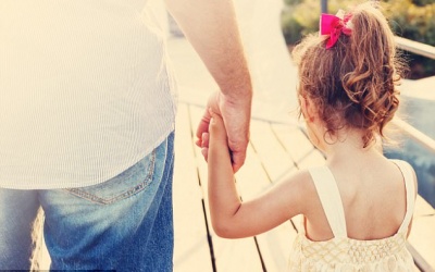 Những ông bố có con gái thường giàu có, sống lâu và hào phóng hơn