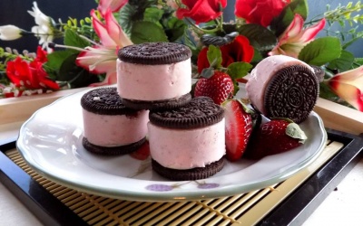 Cùng bé yêu vào bếp làm bánh Oreo bọc kem dâu