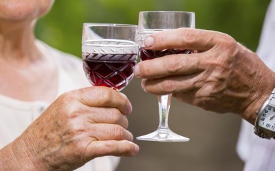 Ngay cả uống rượu vừa phải cũng có thể làm tổn thương não bộ của bạn!