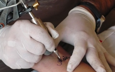 Người xăm hình có được hiến máu?