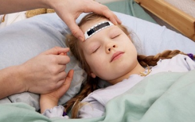 Viêm não vào mùa, cẩn trọng khi trẻ sốt cao