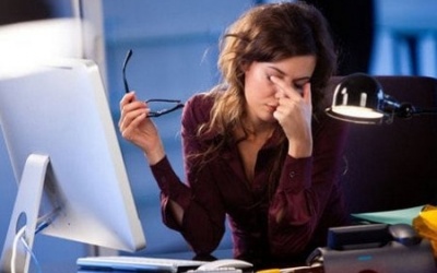 Làm gì để khỏi đau đầu, nhức mắt khi dùng máy tính quá lâu?