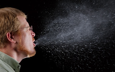 Sau khi ho và hắt hơi, vi khuẩn tồn tại trong không khí tới 45 phút