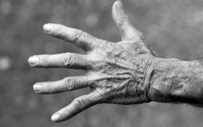 Người bị run tay cần bổ sung các vitamin, khoáng chất nào?