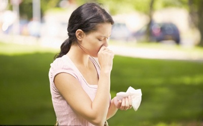 Có nên dùng sáp dưỡng ẩm bôi xung quanh lỗ mũi để phòng viêm mũi dị ứng?