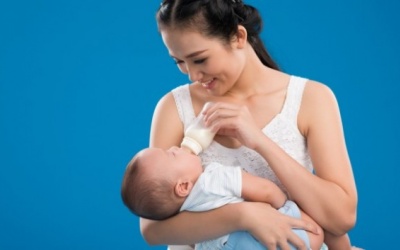 Làm sao để tập cho bé bú bình khi mẹ phải đi làm? 