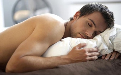 Vì sao nam giới nhanh chìm vào giấc ngủ sau khi làm “chuyện ấy”?
